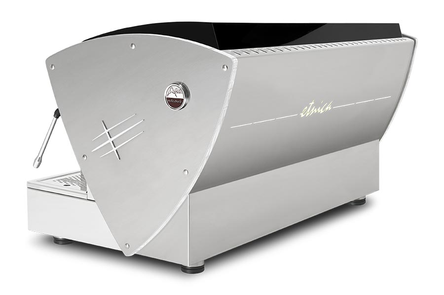 Maquina de café Orchestrale Etnica 3 grupos E61 automática y/o semi-automática - Etnica display-Etnica display TT 3 grupos E61 automática vista trasera de 3/4 con logo retroiluminado por LED